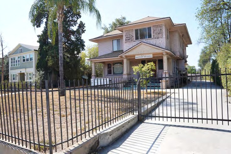 1429 N Fair Oaks Ave, Pasadena, CA à vendre - Photo de l’immeuble – Image 2 sur 8
