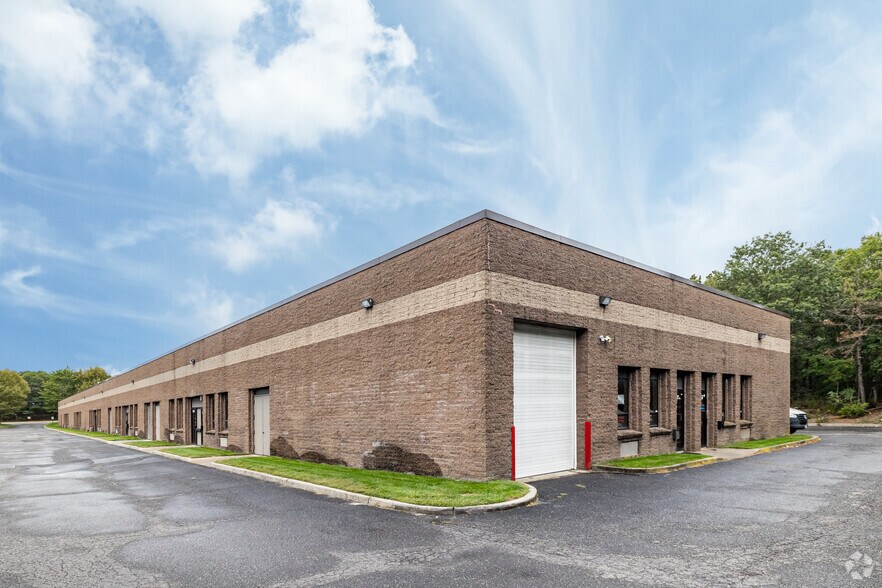 1531-1563 Lincoln Ave, Holbrook, NY à vendre - Photo de l’immeuble – Image 2 sur 4