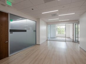 111 Academy Dr, Irvine, CA à louer Photo intérieure– Image 2 sur 10