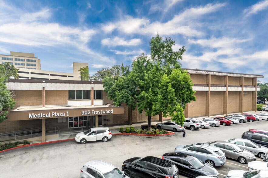 902 Frostwood Dr, Houston, TX à louer - Photo de l’immeuble – Image 2 sur 7