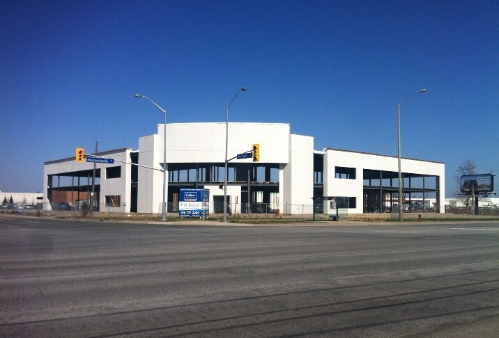 30 Topflight Dr, Mississauga, ON à louer - Photo de l’immeuble – Image 3 sur 6