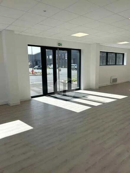 Local d’activités dans Neuville-en-Ferrain à louer - Photo de l’immeuble – Image 2 sur 5