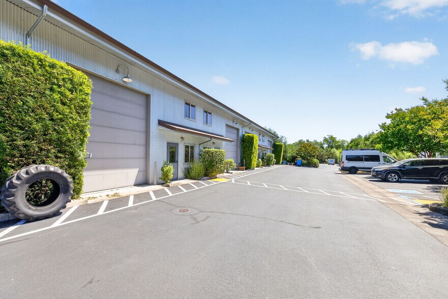 1229 Grove St, Healdsburg, CA à vendre - Photo de l’immeuble – Image 3 sur 18