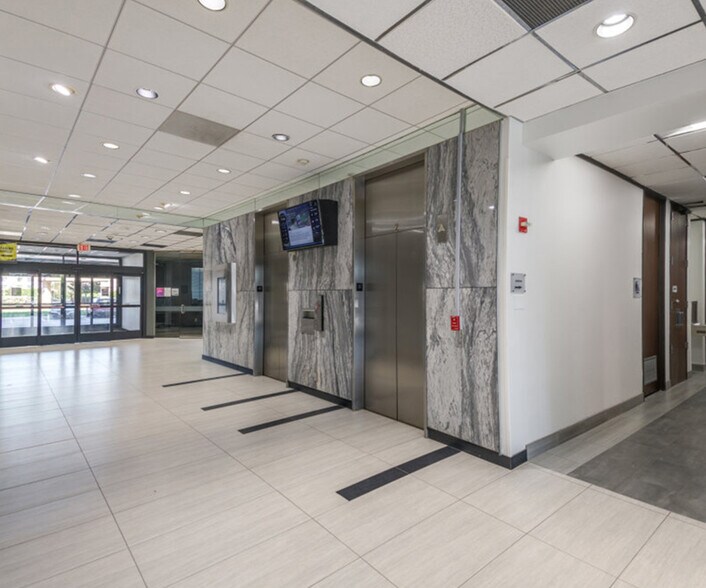 8500 N Stemmons Fwy, Dallas, TX à louer - Hall d’entrée – Image 3 sur 5