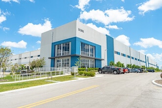 21201 NW 43rd Ave, Miami Gardens, FL à louer Photo intérieure– Image 1 sur 20