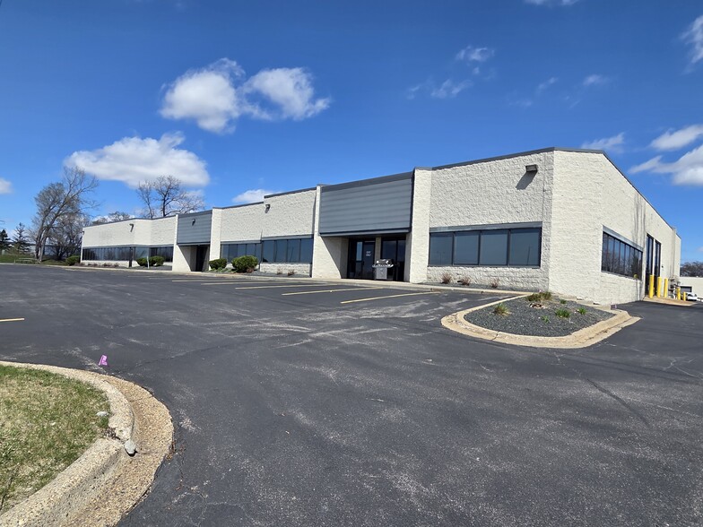 4354-4396 W Round Lake Rd W, Arden Hills, MN à louer - Photo principale – Image 1 sur 14
