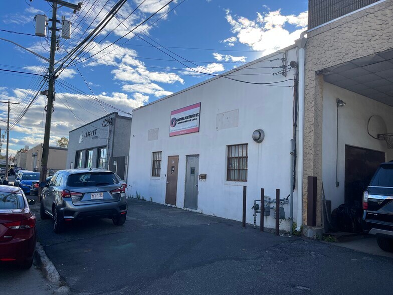 87-89 Garden St, Westbury, NY à louer - Photo de l’immeuble – Image 2 sur 11