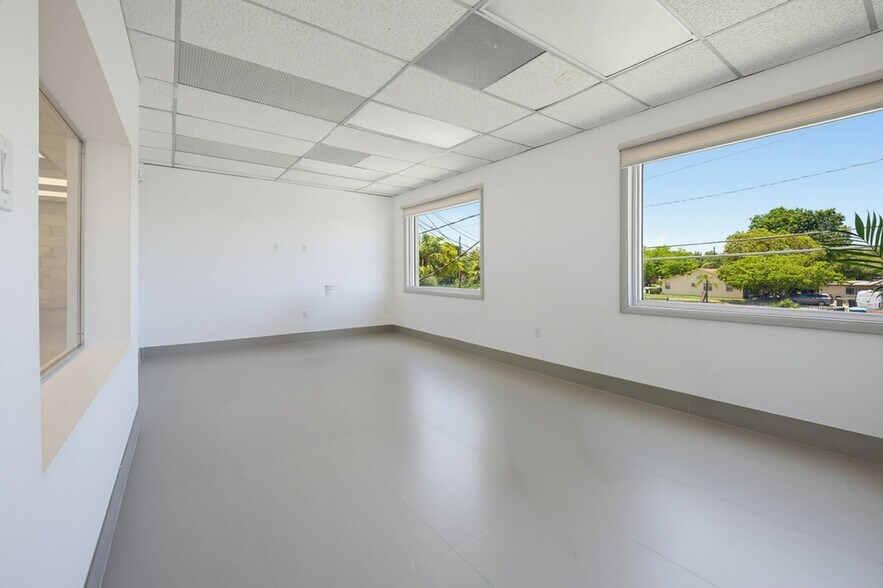 1005 NE 125th St, North Miami, FL à louer - Photo de l’immeuble – Image 3 sur 12