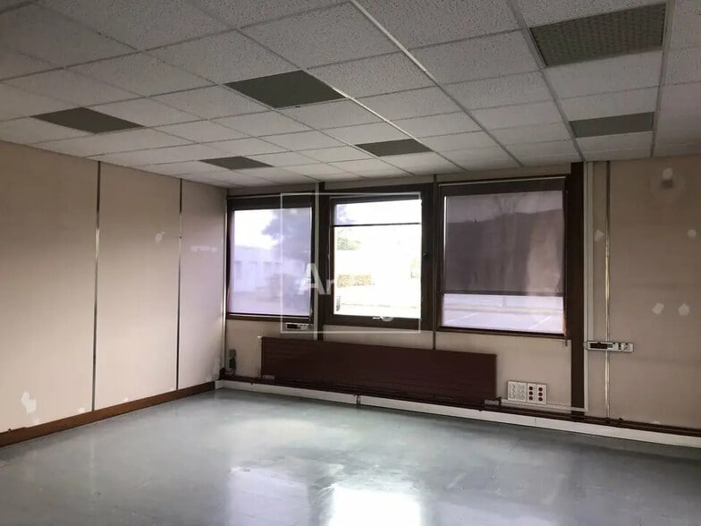 Bureau dans Vaux-le-Pénil à louer - Photo de l’immeuble – Image 2 sur 3