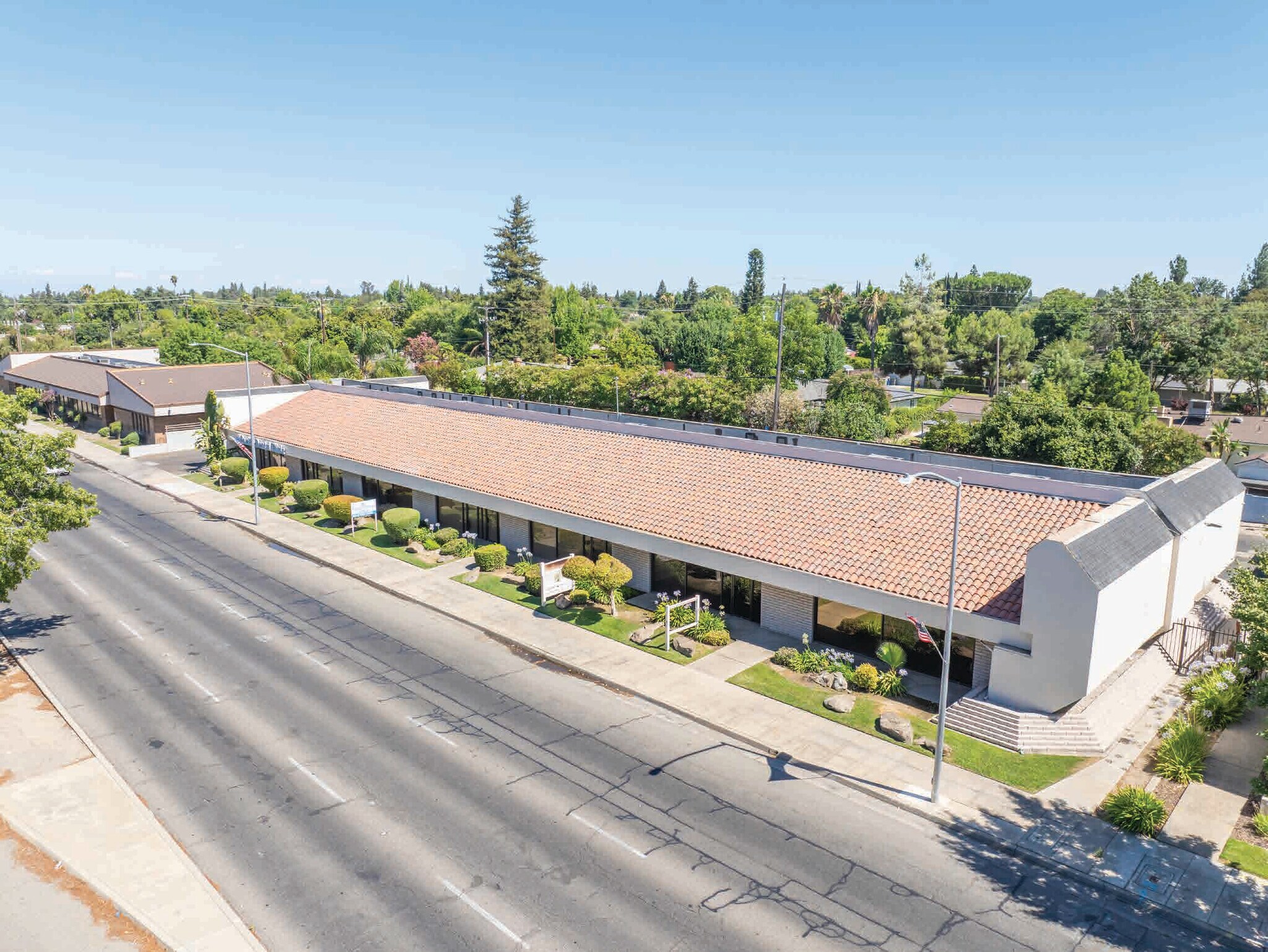 1665 W Shaw Ave, Fresno, CA à vendre Photo de l’immeuble– Image 1 sur 12