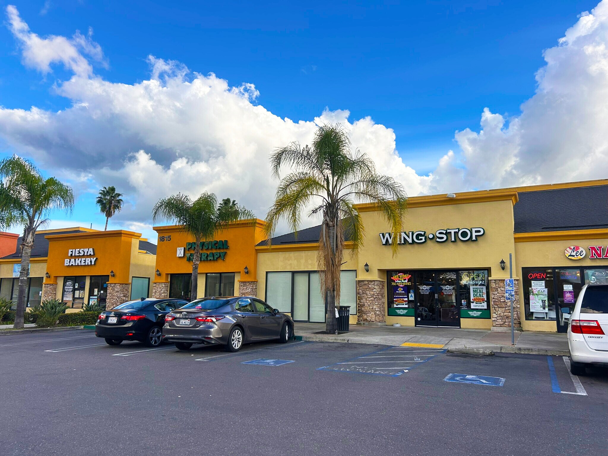 1815 E Valley Pky, Escondido, CA à louer Photo principale– Image 1 sur 3