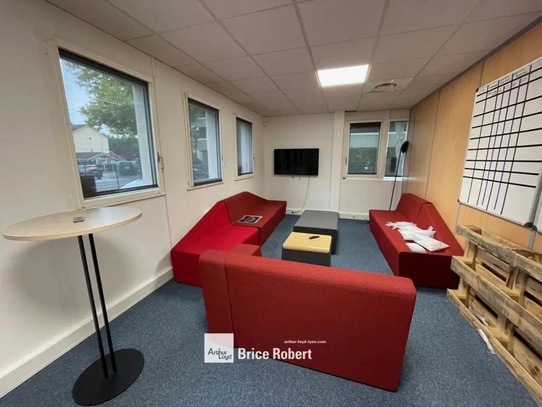 9 Rue Maryse Bastié, Bron à louer Photo intérieure– Image 1 sur 4