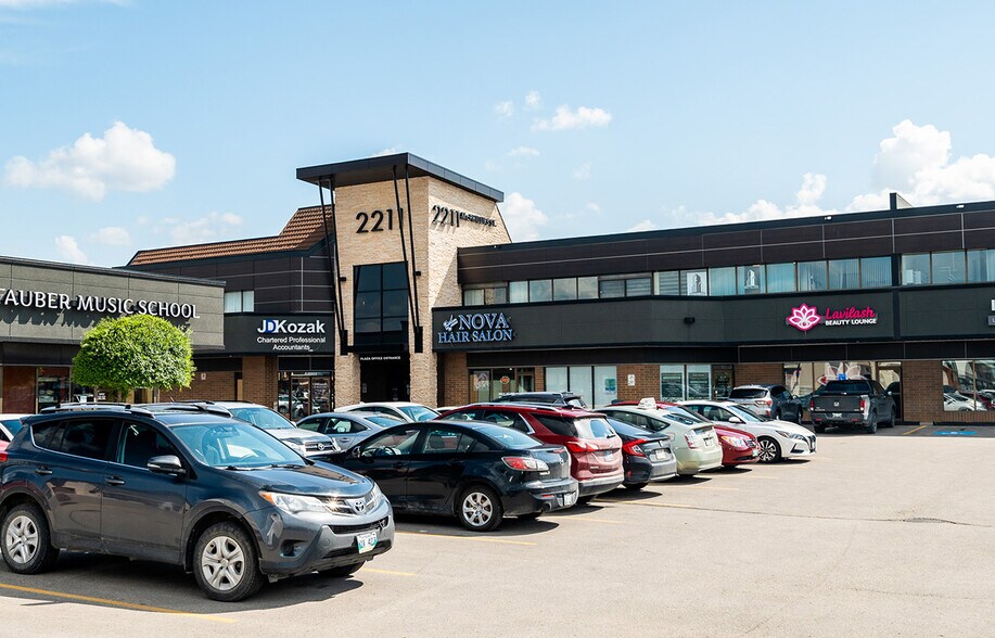 2211 Mcphillips St, Winnipeg, MB à louer - Photo de l’immeuble – Image 2 sur 4