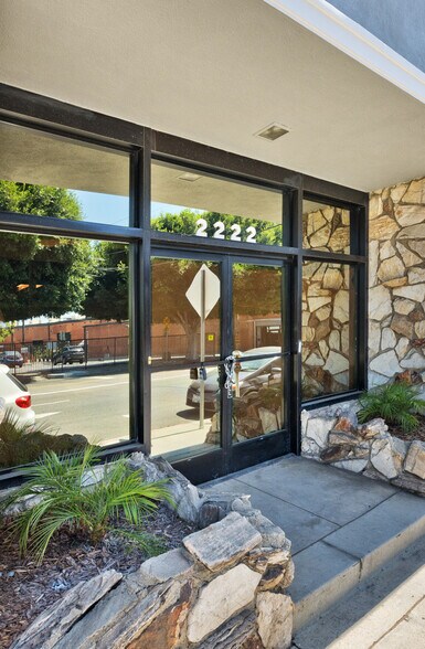 2216-2222 S Barrington Ave portefeuille de 2 biens à vendre sur LoopNet.fr - Photo de l’immeuble – Image 2 sur 10