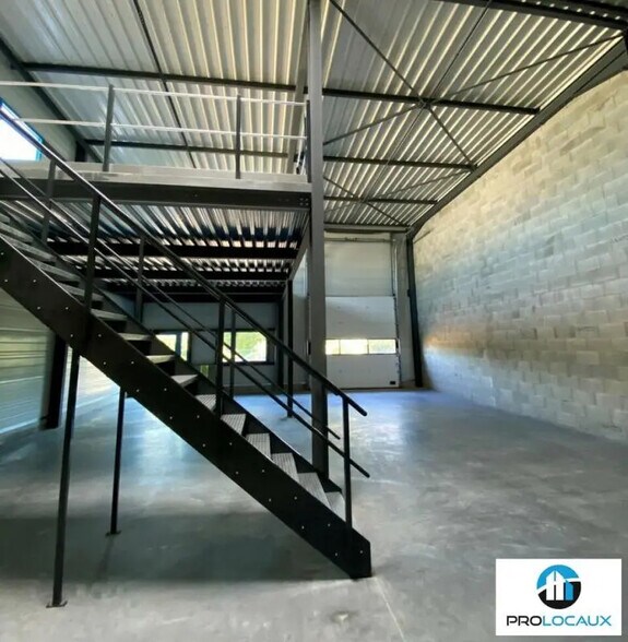 Local d'activités dans Voiron à vendre - Photo de l’immeuble – Image 3 sur 8