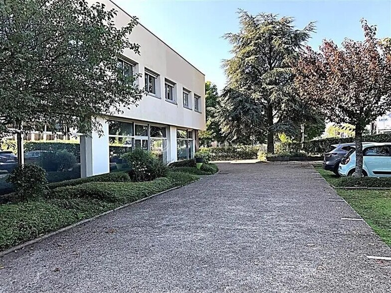 Bureau dans Montigny-le-Bretonneux à louer - Photo de l’immeuble – Image 2 sur 11