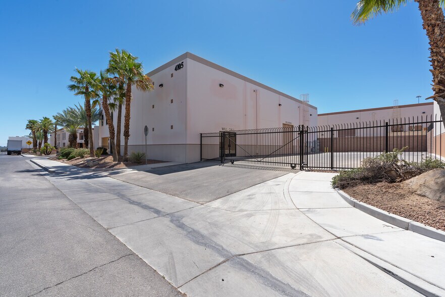 4105 Wagon Trail Ave, Las Vegas, NV à louer - Photo de l’immeuble – Image 3 sur 7