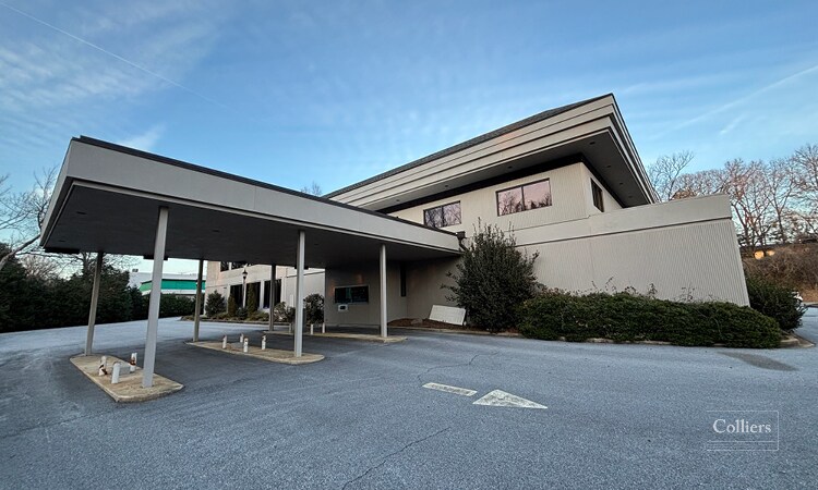 937 N Pleasantburg Dr, Greenville, SC à louer - Photo de l’immeuble – Image 3 sur 9