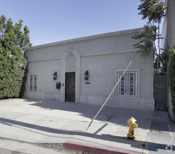 11465 Chandler Blvd, North Hollywood, CA à louer - Photo de l’immeuble – Image 3 sur 3