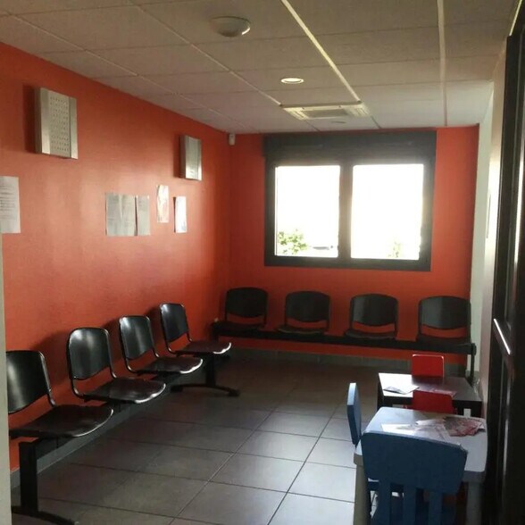 Bureau dans  à louer - Photo de l’immeuble – Image 3 sur 4