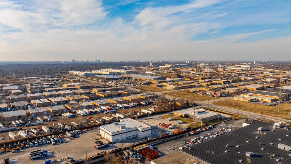 1445 E Oakton St, Elk Grove Village, IL à louer - Photo de l’immeuble – Image 3 sur 3