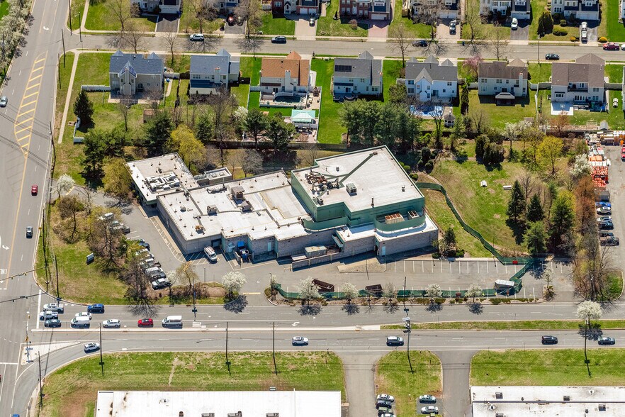 900 Durham Ave, South Plainfield, NJ à vendre - Photo de l’immeuble – Image 2 sur 9