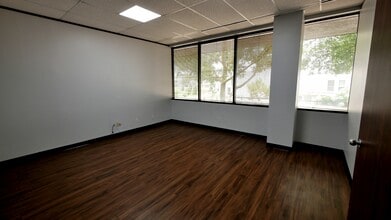 800 Tully Rd, Houston, TX à louer Photo intérieure– Image 1 sur 1