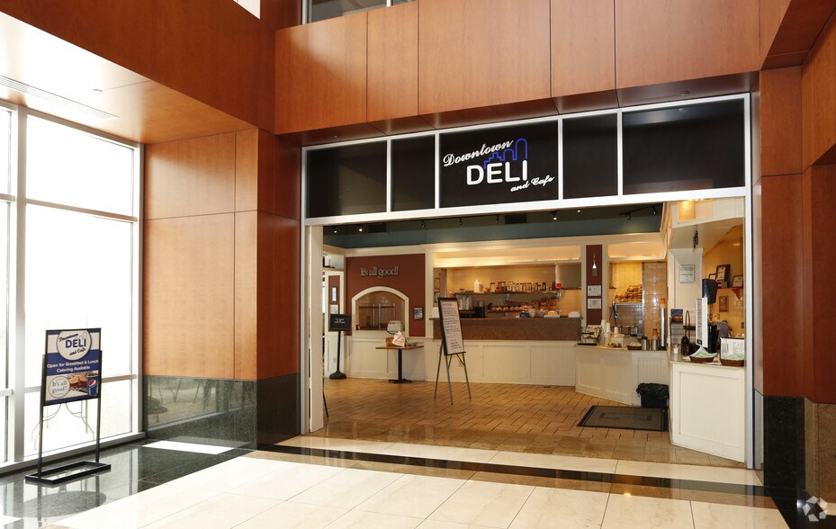 1 W Fourth St, Winston-Salem, NC à louer - Hall d’entrée – Image 2 sur 37