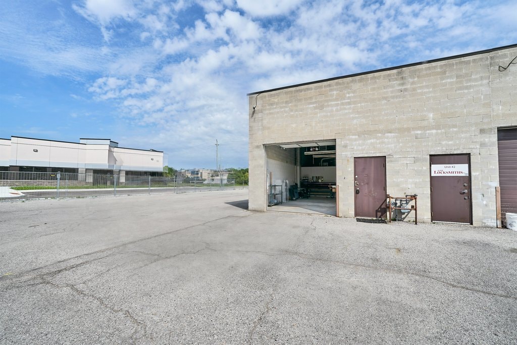 676 Monarch Ave, Ajax, ON L1S 4S2 - Lot 1 - - Photo intérieure - Image 2 of 7