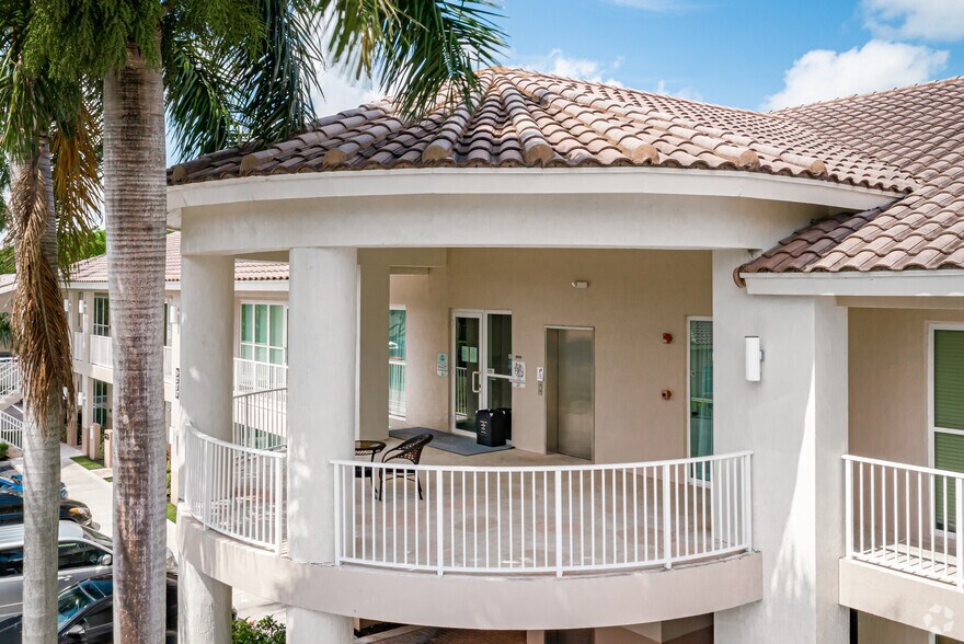 5220 S University Dr, Davie, FL à louer - Photo de l’immeuble – Image 3 sur 6