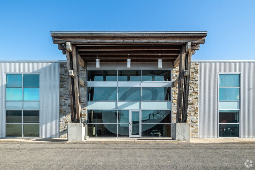 1084 Kenaston St, Ottawa, ON à louer - Photo de l’immeuble – Image 3 sur 6