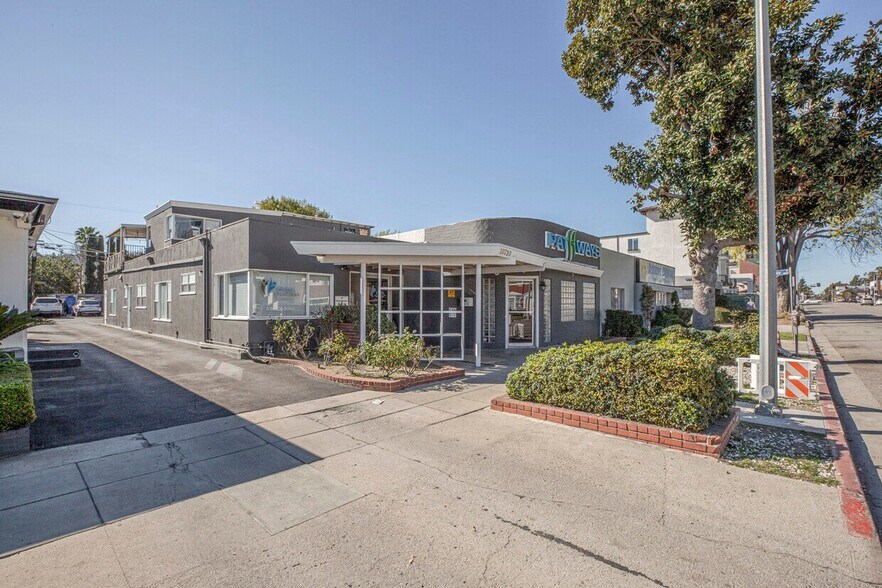 10730 Riverside Dr, Toluca Lake, CA à vendre - Photo de l’immeuble – Image 3 sur 30