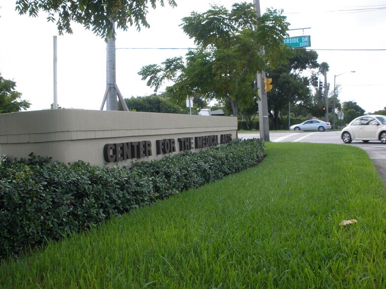 8100-8110 Royal Palm Blvd, Coral Springs, FL à louer - Photo de l’immeuble – Image 3 sur 12