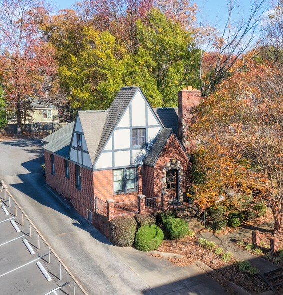 2133 Commonwealth Ave, Charlotte, NC à louer - Photo de l’immeuble – Image 1 sur 5