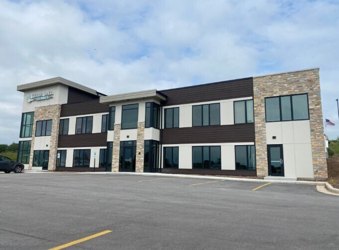 5 Hartwig Dr, Johnson Creek, WI à louer Photo de l’immeuble– Image 1 sur 2