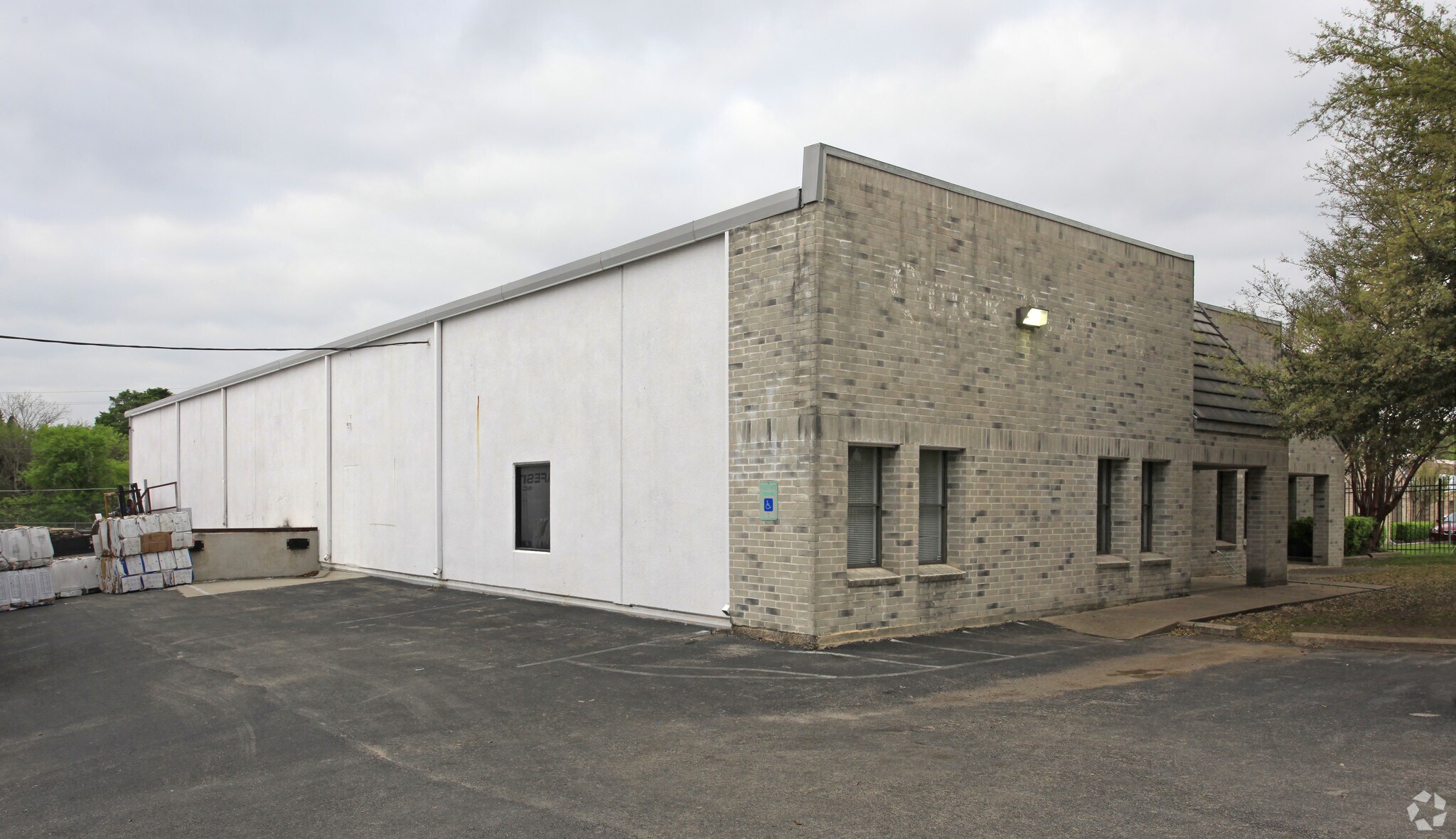 4803 Commercial Park Dr, Austin, TX à louer Photo de l’immeuble– Image 1 sur 3
