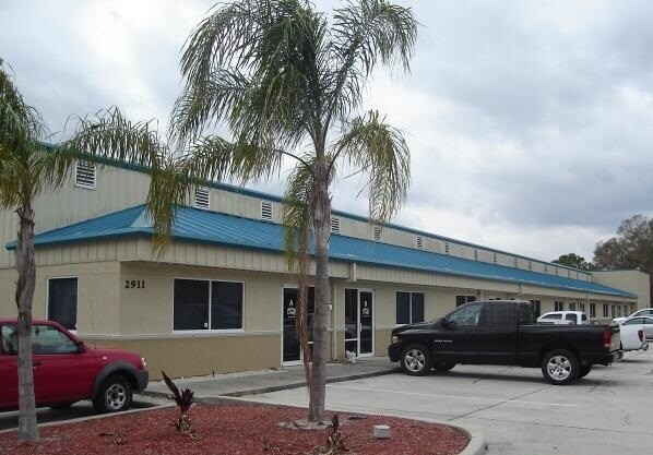 2911 Dusa Dr, Melbourne, FL à vendre - Photo de l’immeuble – Image 3 sur 7