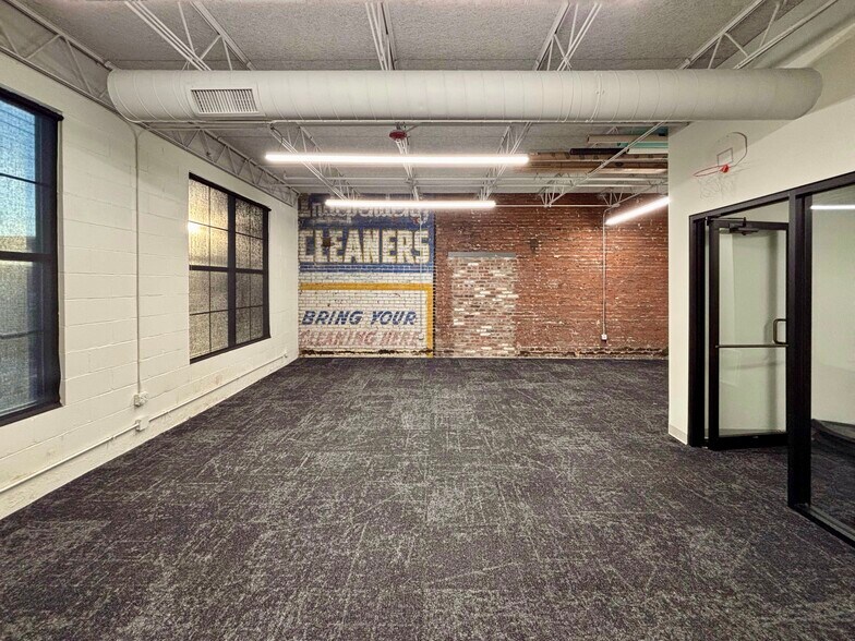 825 E Market St, Louisville, KY à louer - Photo de l’immeuble – Image 2 sur 12