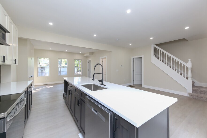 1653 E 118th St, Cleveland, OH à vendre - Photo de l’immeuble – Image 1 sur 61