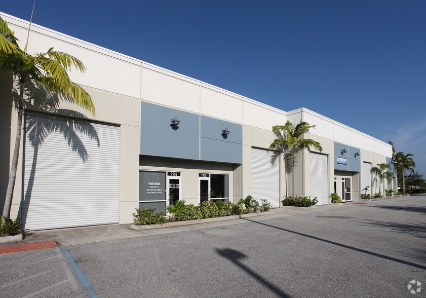7948-7966 SW Jack James Dr, Stuart, FL à louer - Photo de l’immeuble – Image 3 sur 19