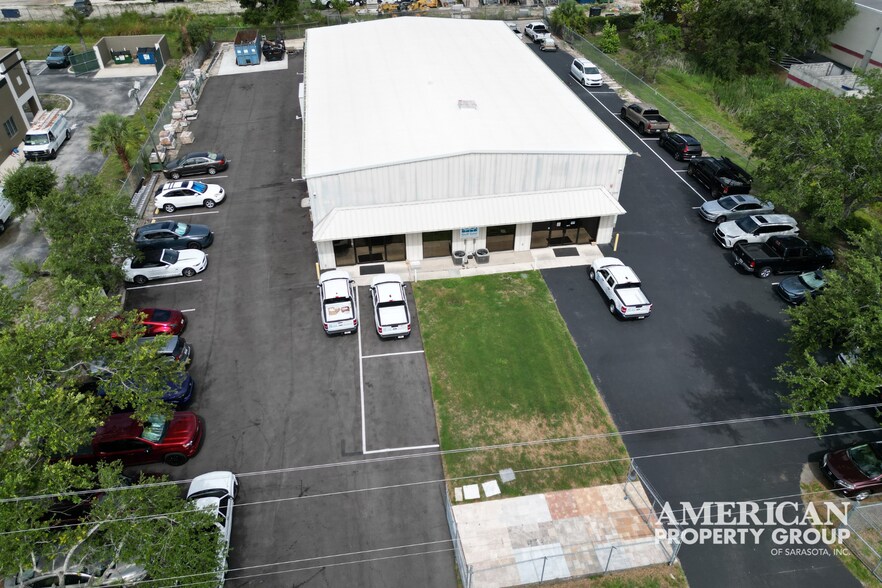 5946 Clark Center Ave, Sarasota, FL à louer - Photo de l’immeuble – Image 3 sur 20