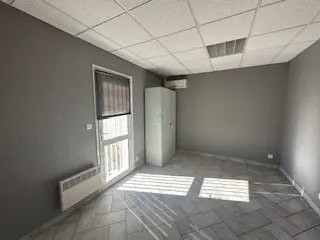 Local d’activités dans Fleury-les-Aubrais à louer - Photo de l’immeuble – Image 3 sur 4