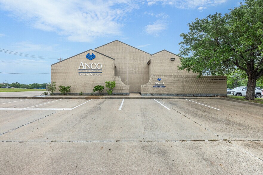 1215 E Villa Maria Rd, Bryan, TX à louer - Photo de l’immeuble – Image 2 sur 7