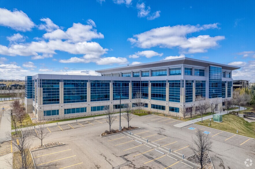 205 Quarry Park Blvd SE, Calgary, AB à louer - Photo de l’immeuble – Image 3 sur 8