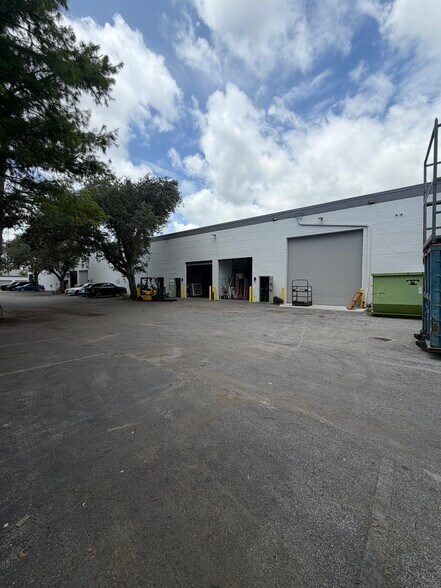 1313 NW 65th Pl, Fort Lauderdale, FL à louer - Photo de l’immeuble – Image 2 sur 4