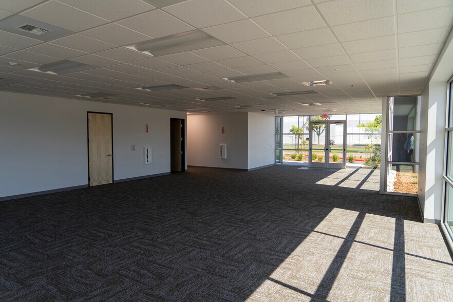3225 Venture Dr, Lincoln, CA à louer - Photo de l’immeuble – Image 1 sur 2
