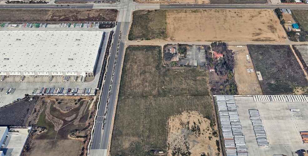 75 E Nance St, Perris, CA à louer - Photo de l’immeuble – Image 2 sur 2