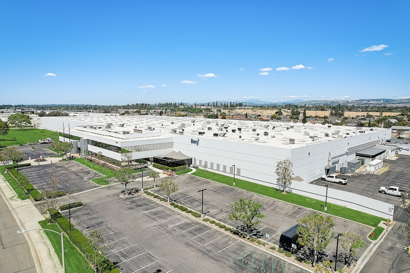 4875 E Hunter Ave, Anaheim, CA à louer Photo de l’immeuble– Image 1 sur 1