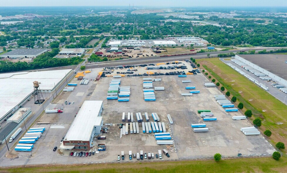 220 S Belmont Ave, Indianapolis, IN à louer - Photo de l’immeuble – Image 2 sur 2