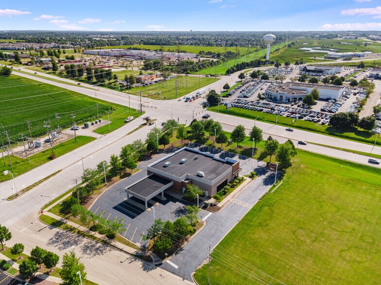 201 Genesis Dr, North Aurora, IL à louer - Photo de l’immeuble – Image 3 sur 18